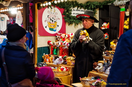 The puppeteer entertaining his little audience 